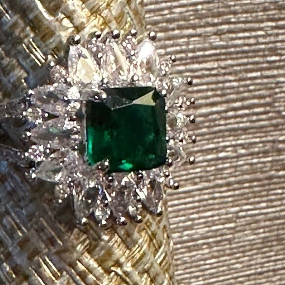 HURRY⭐️NEW⭐️ HUGE GREEN GEMSTONE RING LAB CREATED EMERALD WHITE CZ SQUARE BLING - Picture 2 of 11
